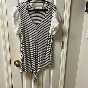 3/$20 bundle and save… 
Xl black and white striped top